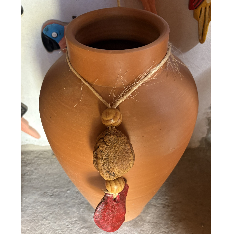 rusty clay vase with necklace heart olaria tty - raffia objects home decor