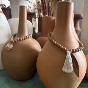 rusty clay vase with necklace olaria tty - raffia objects home decor
