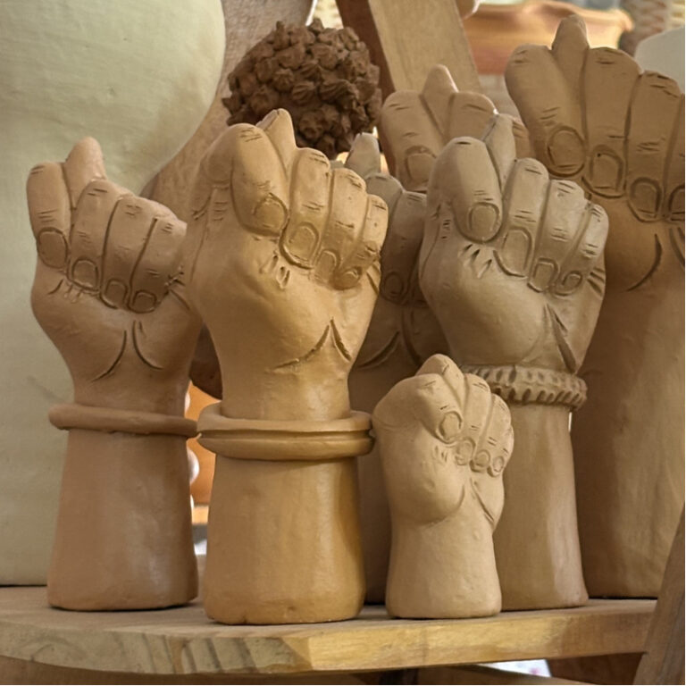 Clay Figa Hand Gesture Sculpture Olaria TTY - raffia objects home decor