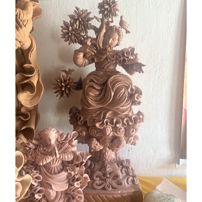 Handmade Catholic clay sculpture of Saint Francis of Assisi with tree and birds by Olaria RMG, featuring artisan religious craftsmanship and spiritual Christian decor. raffia objects home decor